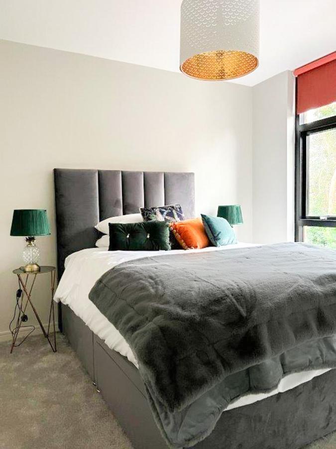 Modern Luxurious Apartment W/ Patio Balcony & View Jordanstown Екстериор снимка