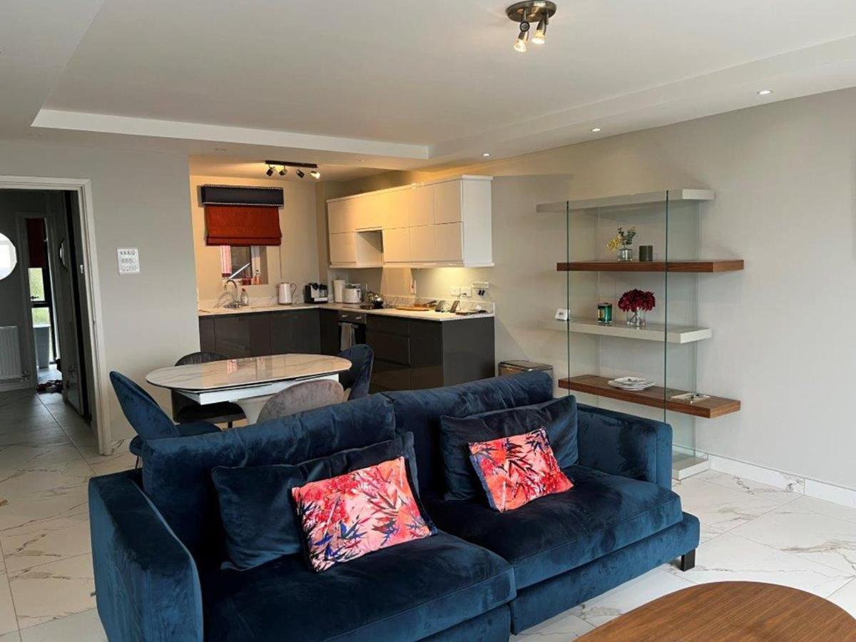Modern Luxurious Apartment W/ Patio Balcony & View Jordanstown Екстериор снимка