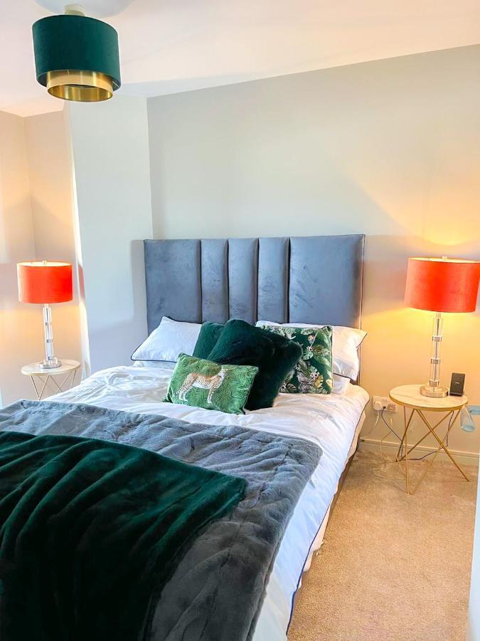 Modern Luxurious Apartment W/ Patio Balcony & View Jordanstown Екстериор снимка